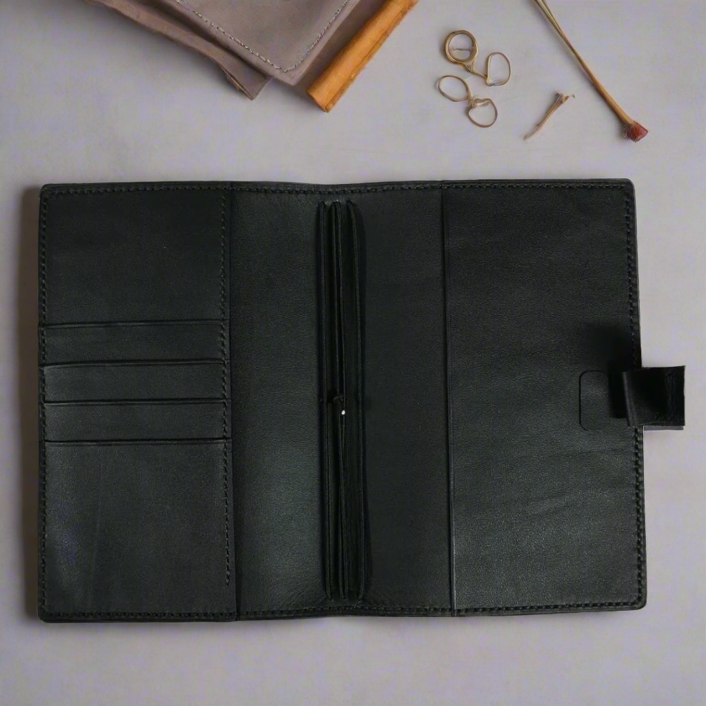 The Sleek Travelers Notebook: Black